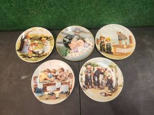 lot 162 image: Selection of collectible plates