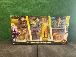 lot 170 image: Alien Super Set action figures