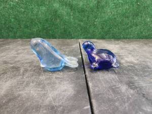 lot 184 image: Pair of 2 glass paperweights