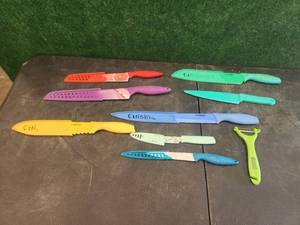 lot 186 image: Box of Cuisinart knifes