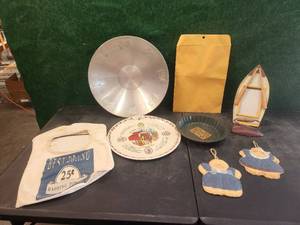 lot 191 image: Selection of collectible kitchen items decor.