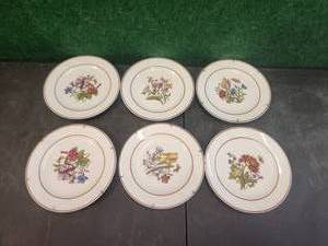 lot 194 image: Selection of collectible plates