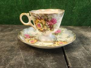 lot 197 image: Collectible Teacup and saucer