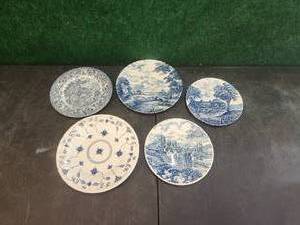 lot 220 image: Selection collectible plates