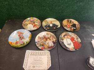 lot 237 image: Selection of collectible plates