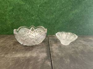 lot 243 image: Selection of Crystal and glass bowls