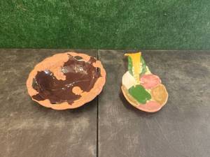 lot 244 image: Vintage Holland Mold spoon rest and Claire Burke footed bowl