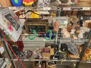 lot 259 image: Shelf lot