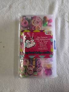 lot 150 image: Selection of Loop Band design studio rubberband craft kits