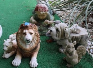 lot 206 image: Yard decorations - includes animal statues