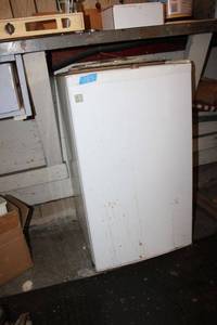lot 187 image: Dorm size GE Compact Refrigerator model SMR03BASWW