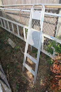lot 210 image: Step ladder with platform paint shelf