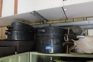 lot 175 image: Speckled metal roasting pans, pressure cooker and thermos