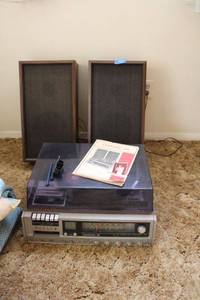 lot 138 image: Vintage Clarinette 101 stereo and speakers, record player needs attention