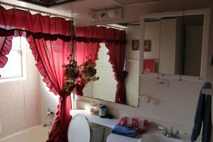 lot 131 image: Bathroom contents