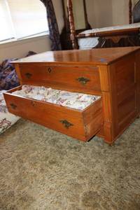 lot 125 image: Rolling 2 drawer storage cabinet with contents and matching comforter