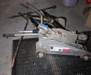 lot 189 image: Floor jack and tools as shown