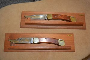 lot 19 image: Pair of Buck knives with wood block displays, see photos