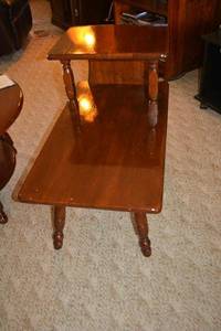 lot 25 image: End table (matches lot 27) 30x17x24