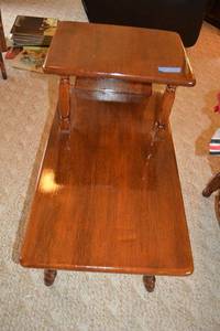lot 27 image: End table (matches lot 25) 30x17x24