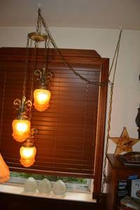 lot 31 image: Vintage 3 light hanging light fixture with chain. Comes with extra light globes to change look.