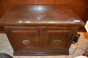 lot 32 image: Side storage cabinet 28.5x16x20.5