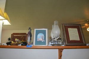 lot 43 image: Home dcor Hurricane lamp, wall art, cat figurine, ceramic cross necklace and more