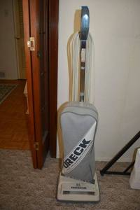 lot 49 image: Oreck XL 9200S vacuum