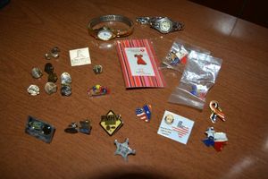 lot 148 image: Jewelry Womens watches and lapel pins, see photos