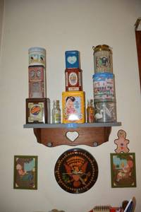 lot 52 image: Home dcor and tin collection