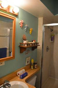 lot 63 image: Bathroom items and dcor