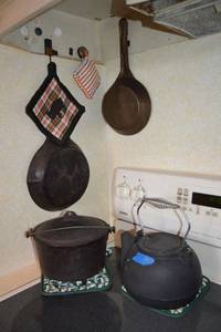 lot 76 image: Cast iron cookware