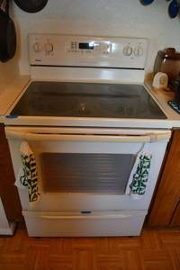 lot 4 image: Kenmore glass top oven low use newer oven