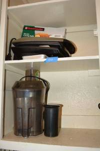 lot 84 image: Kitchen juicer, Foreman grill and carving knife. Some liquid laundry soap in container)