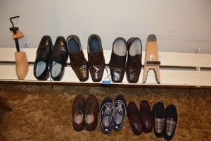 lot 127 image: Mens shoes and slippers size 9
