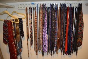 lot 128 image: Mens tie collection