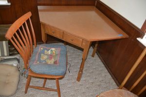 lot 14 image: Corner desk and chair