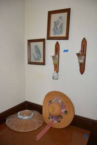 lot 13 image: Home dcor as shown
