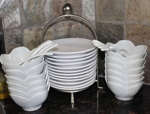 lot 77 image: Bowls and plates, plates are pampered chef