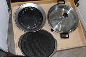 lot 83 image: Indoor grilling pans and electric skillet with lid and plug