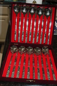 lot 91 image: Korean Stainless steel Chopsticks and spoon in Beautiful Velvet box, Never used