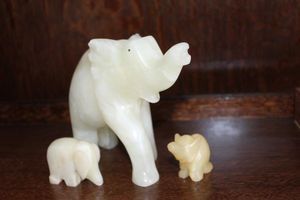 lot 48 image: Hand carved MarbleOnyx Elephants
