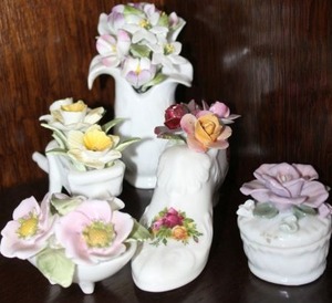lot 57 image: &nbspCoal port, Royal Albert, Royal Doulton, Bone China Floral Trinkets (miniature)&nbsp
