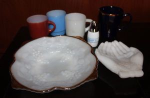 lot 318 image: Vintage Fire King Milk Glass Items and more