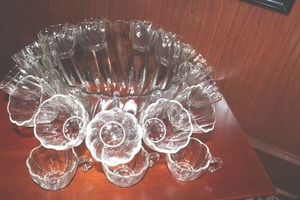 lot 319 image: Vintage Colonial Swirl Crystal Punch Bowl Set by Hazel Atlas with 15 Glass that hang with the handles, no hooks needed