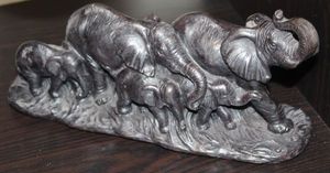 lot 177 image: Resin Elephant Family Statue - Decorative Herd with Babies with Beautiful Polished Bronze Appearance, and realistic detail