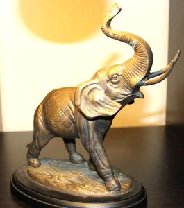 lot 179 image: Heavy Brass Elephant