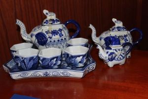 lot 280 image: Blue and White Tea Pots, Cups and Platter