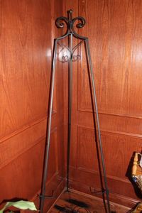 lot 298 image: Large Easel