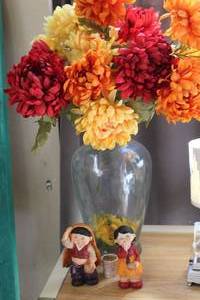 lot 250 image: Flower Vase and Korean Figurines
